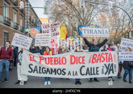 Madrid, Espagne.15th janvier 2022.Les manifestants du mouvement 'White Vests' (Chalecos Blancos) défilent dans les rues de Madrid, en Espagne, contre la vaccination et le passeport obligatoire Covid-19, le 15 janvier 2022.Le mouvement nie l'existence du virus.(Photo par Alberto Sibaja/Pacific Press/Sipa USA) crédit: SIPA USA/Alay Live News Banque D'Images