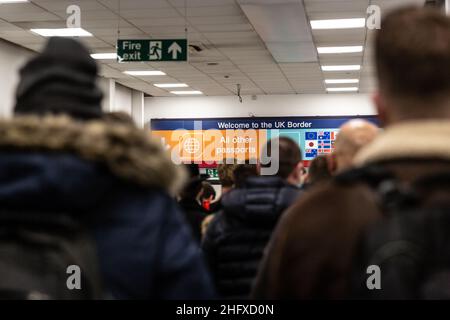 Londres, Royaume-Uni.17th janvier 2022.Les voyageurs attendent une file d'attente pour vérifier leur passeport après leur arrivée à l'aéroport de Londres Luton, car les restrictions relatives au coronavirus facilitent les voyageurs pleinement vaccinés qui viennent, bien que la confusion dans les aéroports continue - Londres, Angleterre, le 17 janvier 2022.(Photo par Dominika Zarzycka/Sipa USA) crédit: SIPA USA/Alay Live News Banque D'Images