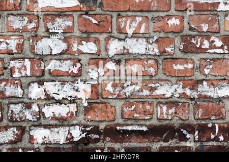 mur de briques avec des morceaux de publicités personnelles Banque D'Images