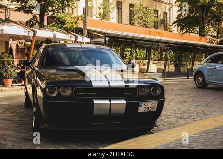 Odessa, Ukraine - 5 septembre 2021 : voiture de muscle noire Dodge Challenger SRT8 392 HEMI garée dans la ville Banque D'Images