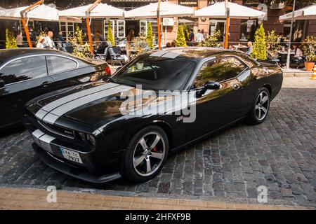 Odessa, Ukraine - 5 septembre 2021 : voiture de muscle noire Dodge Challenger SRT8 392 HEMI garée dans la ville Banque D'Images