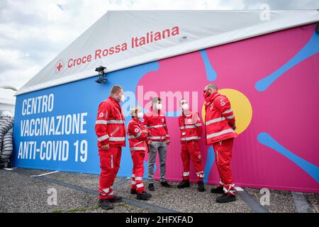 Mauro Scrobogna /Lapresse 23 avril 2021 et#xA0; Rome, Italie Actualités coronavirus, urgence sanitaire - Polyclinique Tor Vergata - campagne de vaccination dans la photo: Inauguration du centre de vaccination anti-covid 19 mis en place par la Croix-Rouge italienne à l'entrée de la Polyclinique Tor Vergata, où la Polyclinique Johnson & amp;Le vaccin Johnson sera administré Foto Mauro Scrobogna /Lapresse 23&#x2013;04-2021 Roma , Italia News coronavirus, emerdenza sanitaria - Policlinico Tor Vergata - campagna vaccini Nella foto: l&#x2019;inaugurazione del centro vaccinale anti-covid 19 allestito dalla Croce Rossa Italiana Banque D'Images