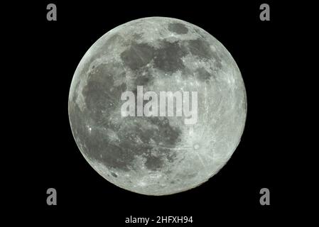 Londres, Royaume-Uni.17 janvier 2022.Météo au Royaume-Uni – la première pleine lune de l'année dans le ciel clair au-dessus du nord-ouest de Londres.La pleine lune de janvier est connue sous le nom de Wolf Moon, ainsi appelé selon le Old Farmer's Almanac, comme étant le temps de l'année où les loups sont plus bruyants avant leur saison de reproduction de février.Credit: Stephen Chung / Alamy Live News Banque D'Images