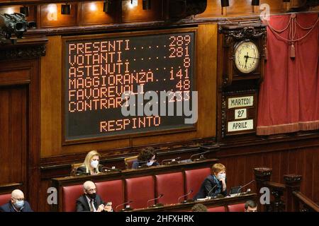 Mauro Scrobogna /Lapresse 27 avril 2021 et#xA0; Rome, Italie politique Chambre des députés - mesures urgentes pour faire face à la propagation de la COVID-19 dans la photo: Le conseil avec le résultat du vote pour l'abolition du couvre-feu anti-covid19 du soir Banque D'Images