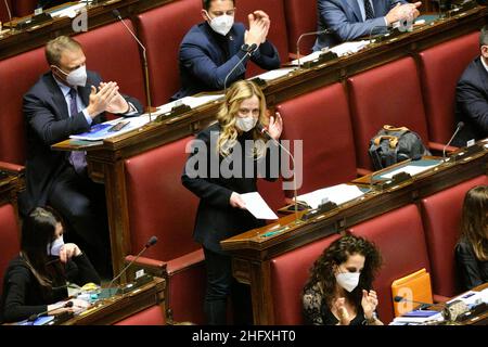 Mauro Scrobogna /Lapresse 27 avril 2021 et#xA0; Rome, Italie politique Chambre des députés - mesures urgentes pour faire face à la propagation de la COVID-19 dans la photo: Giorgia Meloni au cours de la discussion de l'agenda de la FDI pour l'abolition du couvre-feu anti-covid19 du soir Banque D'Images