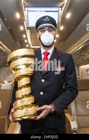 Nicolo Campo / Lapresse 29 avril 2021, Turin (Italie) Sport Ferrovie dello Stato, Frecciarossa voyage du Trophée sans fin du Giro d&#x2019;Italia de la gare Porta Nuova de Turin à Milano Centrale dans le pic: Chef d'orchestre avec Trophée sans fin Banque D'Images