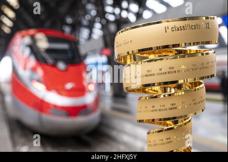 Nicolo Campo / Lapresse 29 avril 2021, Milan (Italie) Sport Ferrovie dello Stato, Frecciarossa voyage du Trophée sans fin du Giro d&#x2019;Italia de la gare Porta Nuova de Turin à la centrale de Milan dans le pic: Trophée sans fin à la gare centrale de Milan Banque D'Images