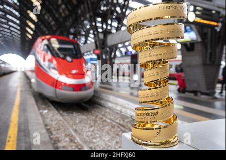 Nicolo Campo / Lapresse 29 avril 2021, Milan (Italie) Sport Ferrovie dello Stato, Frecciarossa voyage du Trophée sans fin du Giro d&#x2019;Italia de la gare Porta Nuova de Turin à la centrale de Milan dans le pic: Trophée sans fin à la gare centrale de Milan Banque D'Images