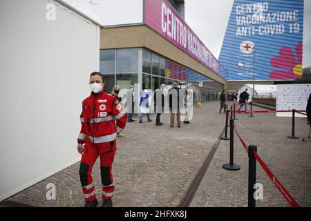 Cecilia Fabiano/ Lapresse 02 mai 2021 Roma (Italie) Actualités : visite du centre de vaccination du centre commercial Porta di Roma par le commissaire Francesco Paolo Figliuolo le président Nicola Zingaretti le conseiller Alessio d'Amato le directeur Angelo Tanese in the pic : incontro con Svjatlana Cichano?skaja Banque D'Images