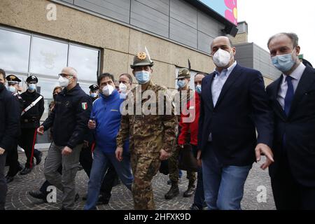 Cecilia Fabiano/ Lapresse 02 mai 2021 Roma (Italie) Actualités : visite du centre de vaccination du centre commercial Porta di Roma par le commissaire Francesco Paolo Figliuolo le président Nicola Zingaretti le conseiller Alessio d'Amato le directeur Angelo Tanese in the pic : incontro con Svjatlana Cichano?skaja Banque D'Images