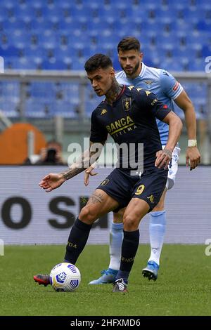 Fabrizio Corradetti / Lapresse 02st mai 2021 Rome, Italie football Lazio vs Gênes - Championnat italien de football League A TIM 2020/2021 - Stade Olimpico sur la photo: Gianluca Scamacca (Gênes) Banque D'Images