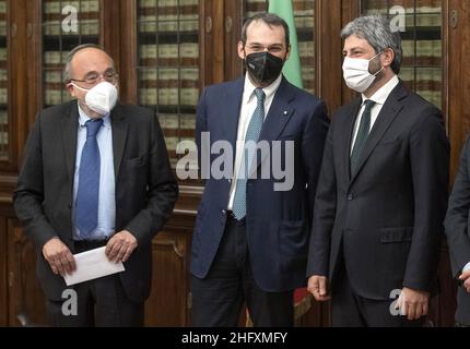 Roberto Monaldo / Lapresse 03-05-2021 Rome (Italie) le Président de la Chambre des députés Roberto Fico rencontre la Fédération nationale de la presse (FNSI) à l'occasion de la Journée de la liberté de la presse au pic Giuseppe Giulietti, Paolo Borrometi, Roberto Fico Banque D'Images