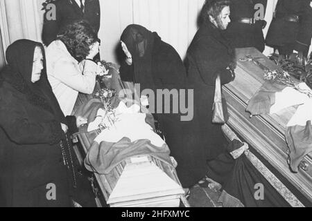 Foto Lapresse Torino/Archivio storico Archivio storico 05-05-1949 Torino Sport Nella foto le salme dei giocatori del Grande Torino nella camera ardente a Palazzo Madama.Busta: 1229/D photo Lapresse Turin/Archives historiques 05-05-1949 Turin dans la photo: Les corps des joueurs de la Grande Torino dans la salle de combustion du Palazzo Madama. Banque D'Images