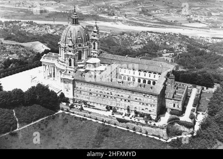 Foto Lapresse Torino/Archivio storico Archivio storico Anni 40 Torino Sport Nella foto veduta aerea della Basilica di Superga Stampa b/n Busta: 1229/D photo Lapresse Turin/Archives historiques 40s Turin dans la photo: Vue aérienne de la basilique de Superga Banque D'Images