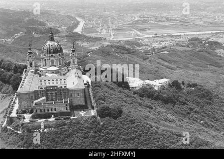 Foto Lapresse Torino/Archivio storico Archivio storico Anni 40 Torino Sport Nella foto veduta aerea della Basilica di Superga Stampa b/n Busta: 1229/D photo Lapresse Turin/Archives historiques 40' Turin dans la photo: Vue aérienne de la basilique de Superga Banque D'Images