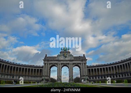 Porte de Bruxelles dans le parc du Cinquantenaire avec des statues au-dessus de l'arche. Banque D'Images