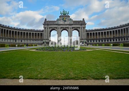 Porte de Bruxelles dans le parc du Cinquantenaire avec des statues au-dessus de l'arche. Banque D'Images