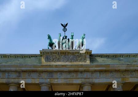 Porte de Bruxelles dans le parc du Cinquantenaire avec des statues au-dessus de l'arche. Banque D'Images