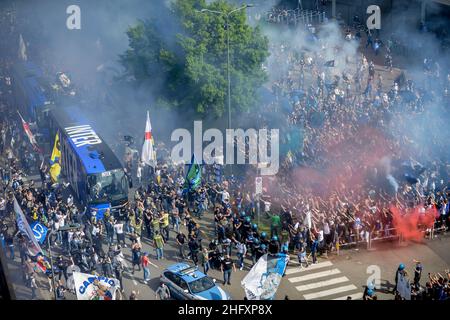 Foto Claudio Furlan/Lapresse 08/05/2021 - Milano, Italia Sport Calcio Inter vs Sampdoria - Campionato italiano di calcio série A TIM 2020-2021 - San Siro Stadium Nella foto:tifosi interisti fuori dallo stadio, il passaggio del pullman dell'Inter con la squadra Foto Claudio Furlan/Lapresse 08 mai 2021 - Milan, Italie Sport Soccer Inter vs Sampdoria - Championnat italien de football 2020-2021 au stade Meazza sur la photo: FC Internazionale Milano avec leur nouveau bus d'équipe autour du stade Banque D'Images