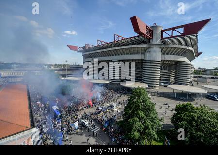 Foto Claudio Furlan/Lapresse 08/05/2021 - Milano, Italia Sport Calcio Inter vs Sampdoria - Campionato italiano di calcio série A TIM 2020-2021 - San Siro Stadium Nella foto:tifosi interisti fuori dallo stadio, il passaggio del pullman dell'Inter con la squadra Foto Claudio Furlan/Lapresse 08 mai 2021 - Milan, Italie Sport Soccer Inter vs Sampdoria - Championnat italien de football 2020-2021 au stade Meazza sur la photo: FC Internazionale Milano avec leur nouveau bus d'équipe autour du stade Banque D'Images