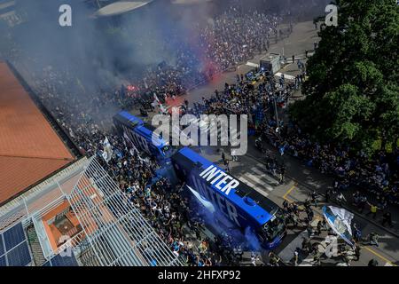 Foto Claudio Furlan/Lapresse 08/05/2021 - Milano, Italia Sport Calcio Inter vs Sampdoria - Campionato italiano di calcio série A TIM 2020-2021 - San Siro Stadium Nella foto:tifosi interisti fuori dallo stadio, il passaggio del pullman dell'Inter con la squadra Foto Claudio Furlan/Lapresse 08 mai 2021 - Milan, Italie Sport Soccer Inter vs Sampdoria - Championnat italien de football 2020-2021 au stade Meazza sur la photo: FC Internazionale Milano avec leur nouveau bus d'équipe autour du stade Banque D'Images