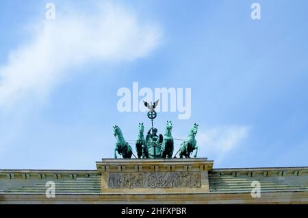 Porte de Bruxelles dans le parc du Cinquantenaire avec des statues au-dessus de l'arche. Banque D'Images