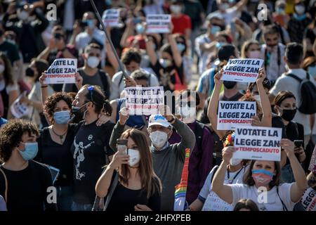 Lapresse - Claudio Furlan 08 mai 2021 - Milano (Italie) Milan, la manifestation de Sentinelli en faveur du projet de loi Zan demandant l'approbation de la loi Zan contre l'homotransphobie a été déplacée à l'Arco della Pace en raison des nombreuses adhésions. Banque D'Images