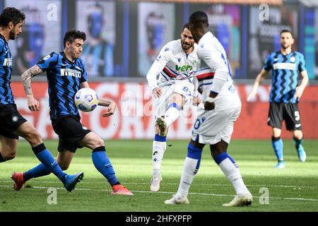 Foto Piero Cruciatti / Lapresse 08/05/21 - Milano, Italia Sport, Calcio Inter vs Sampdoria - Campionato italiano di calcio série A TIM 2020-2021 - San Siro Stadium Nella foto:Alessandro Bastoni, Antonio Candreva Foto Piero Cruciatti / Lapresse 08/05/21 - Milan, Italie Sport, Soccer Inter vs Sampdoria - Championnat italien de football 2020-2021 au stade Meazza sur la photo: Alessandro Bastoni, Antonio Candreva Banque D'Images