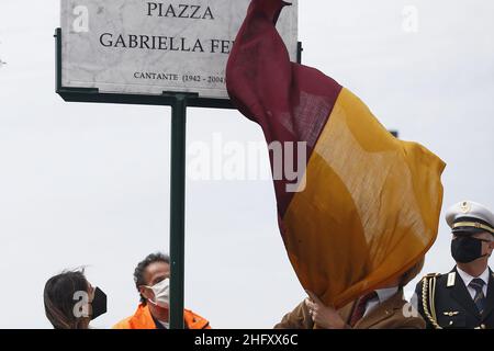 Cecilia Fabiano/ Lapresse 11 mai 2021 Roma (Italie) Actualités : une place est dédiée à la chanteuse Gabriella Ferri en face du centre commercial Maximo dans le pic : l'inauguration de la plaque Banque D'Images