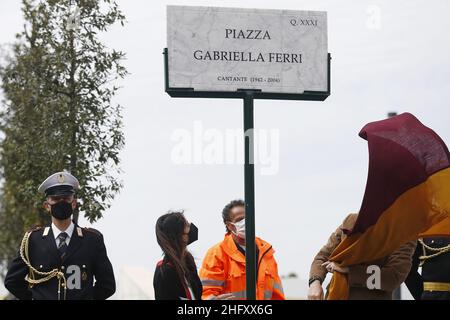Cecilia Fabiano/ Lapresse 11 mai 2021 Roma (Italie) Actualités : une place est dédiée à la chanteuse Gabriella Ferri en face du centre commercial Maximo dans le pic : l'inauguration de la plaque Banque D'Images