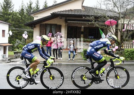 Fabio Ferrari/Lapresse 11 mai 2021 Italie Sport Cycling Giro d'Italia 2021 - 104th Edition - Stage 4 - de Piacenza à Sestola dans le pic: HERMANS Quinten (bel) (INTERMARCHÉ - WANTY - GOBERT MATÉRIEL) TAARAMÄE rein (est) (INTERMARCHÉ - WANTY - GOBERT MATÉRIEL) Banque D'Images