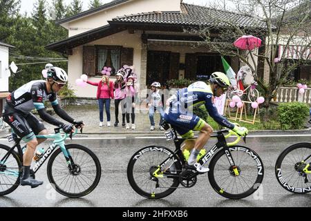 Fabio Ferrari/Lapresse 11 mai 2021 Italie Sport Cycling Giro d'Italia 2021 - 104th Edition - Stage 4 - de Piacenza à Sestola dans le pic: HERMANS Quinten (bel) (INTERMARCHÉ - WANTY - GOBERT MATÉRIAUX) JUUL JENSEN Christopher (DEN) (ÉQUIPE BIKEEXCHANGE) Banque D'Images