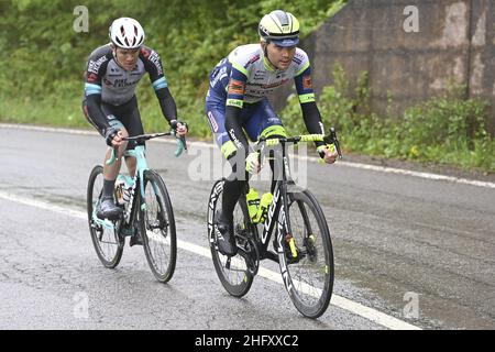 Fabio Ferrari/Lapresse 11 mai 2021 Italie Sport Cycling Giro d'Italia 2021 - 104th Edition - Stage 4 - de Piacenza à Sestola dans le pic: TAARAMÄE rein (est) (INTERMARCHÉ - WANTY - GOBERT MATÉRIAUX), JUUL JENSEN Christopher (DEN) (ÉQUIPE BIKEEXCHANGE) pendant la course Banque D'Images