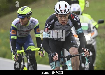 Fabio Ferrari/Lapresse 11 mai 2021 Italie Sport Cycling Giro d'Italia 2021 - 104th Edition - Stage 4 - de Piacenza à Sestola dans le pic: TAARAMÄE rein (est) (INTERMARCHÉ - WANTY - GOBERT MATÉRIAUX), JUUL JENSEN Christopher (DEN) (ÉQUIPE BIKEEXCHANGE) pendant la course Banque D'Images