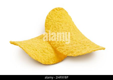 Chips de pomme de terre isolées sur fond blanc avec un chemin de coupure et une profondeur de champ totale. Banque D'Images