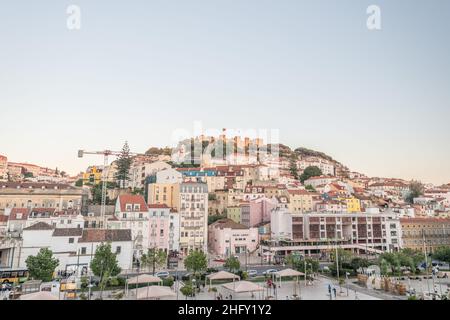 Lisboa, Portugal - 20 2016 juillet : vue d'une journée sur la place Martim Moniz et Castelo de São Jorge. Banque D'Images