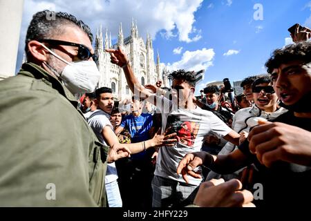 Foto Claudio Furlan/Lapresse 13-05-2021 Milano, Italia Cronaca Manifestazione a sostegno della lotta del popolo Palestinese, organizata da Assopace Palestina, Gaza freestyle, Giovani Palesi d’Italia, Mutuo Soccorso Milano APS.Nella foto: la manifestazione sur la piazza Duomo photo Claudio Furlan/Lapresse 13 mai 2021 Milan, Italie Actualités manifestation à Milan en soutien de la Palestine. Banque D'Images