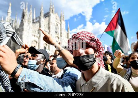 Foto Claudio Furlan/Lapresse 13-05-2021 Milano, Italia Cronaca Manifestazione a sostegno della lotta del popolo Palestinese, organizata da Assopace Palestina, Gaza freestyle, Giovani Palesi d’Italia, Mutuo Soccorso Milano APS.Nella foto: la manifestazione sur la piazza Duomo photo Claudio Furlan/Lapresse 13 mai 2021 Milan, Italie Actualités manifestation à Milan en soutien de la Palestine. Banque D'Images