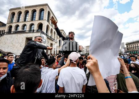 Foto Claudio Furlan/Lapresse 13-05-2021 Milano, Italia Cronaca Manifestazione a sostegno della lotta del popolo Palestinese, organizata da Assopace Palestina, Gaza freestyle, Giovani Palesi d’Italia, Mutuo Soccorso Milano APS.Nella foto: la manifestazione sur la piazza Duomo photo Claudio Furlan/Lapresse 13 mai 2021 Milan, Italie Actualités manifestation à Milan en soutien de la Palestine. Banque D'Images