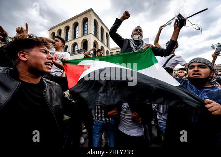 Foto Claudio Furlan/Lapresse 13-05-2021 Milano, Italia Cronaca Manifestazione a sostegno della lotta del popolo Palestinese, organizata da Assopace Palestina, Gaza freestyle, Giovani Palesi d’Italia, Mutuo Soccorso Milano APS.Nella foto: la manifestazione sur la piazza Duomo photo Claudio Furlan/Lapresse 13 mai 2021 Milan, Italie Actualités manifestation à Milan en soutien de la Palestine. Banque D'Images