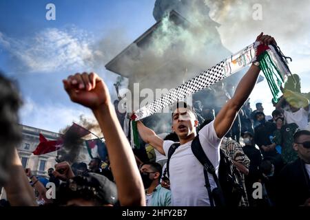 Foto Claudio Furlan/LaPresse13-05-2021 Milano, ItaliaCronacaManifestazione a sostegno della lotta del popolo palestinese, organizata da Assopace Palestina, Gaza freestyle, Giovani Paltid&#x2019;Italia, Mutuo Soccorso Milano APS.Nella foto: la azione à piazza Duomo, Gaza Presepalisa, Milan, Presepalisa, Milan, 13 mai 2021 Présentation audio de Presedemetademia, Milan, Mantei, Milan, Milan, Mantei, Mantedi, Milan, Milan, Mantei, Mantedi, Mante Banque D'Images