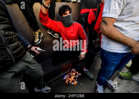 Foto Claudio Furlan/LaPresse13-05-2021 Milano, ItaliaCronacaManifestazione a sostegno della lotta del popolo palestinese, organizata da Assopace Palestina, Gaza freestyle, Giovani Paltid&#x2019;Italia, Mutuo Soccorso Milano APS.Nella foto: la azione à piazza Duomo, Gaza Presepalisa, Milan, Presepalisa, Milan, 13 mai 2021 Présentation audio de Presedemetademia, Milan, Mantei, Milan, Milan, Mantei, Mantedi, Milan, Milan, Mantei, Mantedi, Mante Banque D'Images