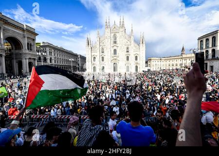 Foto Claudio Furlan/LaPresse13-05-2021 Milano, ItaliaCronacaManifestazione a sostegno della lotta del popolo palestinese, organizata da Assopace Palestina, Gaza freestyle, Giovani Paltid&#x2019;Italia, Mutuo Soccorso Milano APS.Nella foto: la azione à piazza Duomo, Gaza Presepalisa, Milan, Presepalisa, Milan, 13 mai 2021 Présentation audio de Presedemetademia, Milan, Mantei, Milan, Milan, Mantei, Mantedi, Milan, Milan, Mantei, Mantedi, Mante Banque D'Images