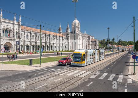 Lisboa, Portugal - juillet 24 2016 : tram 15 passant par le monastère de Jerónimos. Banque D'Images