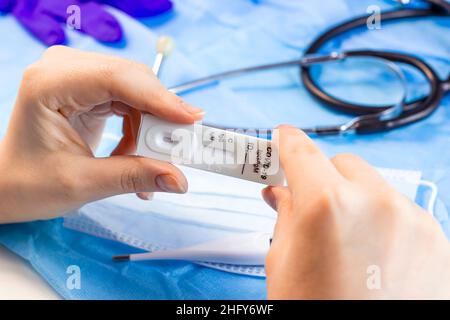 L'anticorps et l'antigène covid-19 médicaux expriment un auto-test rapide chez la femme sur fond clair. Banque D'Images