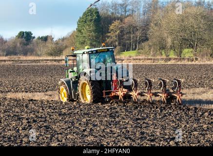 Tracteur et charrue préparant le terrain dans la région à West Lothian, en Écosse. Banque D'Images