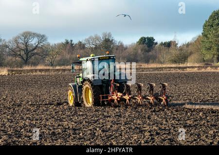 Tracteur et charrue préparant le terrain dans la région à West Lothian, en Écosse. Banque D'Images