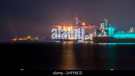 Göteborg, Suède - janvier 31 2012 : navire à conteneurs déchargeant le port de Göteborg la nuit. Banque D'Images