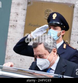 Mauro Scrobogna /Lapresse 20 mai 2021 Rome, Italie politique Palazzo Chigi - Gouvernement - Décret sur les affaires en photo: Le Premier ministre Mario Draghi à la sortie de la conférence de presse sur le décret sur les affaires Banque D'Images