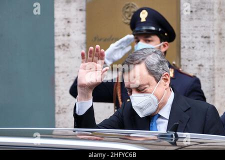 Mauro Scrobogna /Lapresse 20 mai 2021 Rome, Italie politique Palazzo Chigi - Gouvernement - Décret sur les affaires en photo: Le Premier ministre Mario Draghi à la sortie de la conférence de presse sur le décret sur les affaires Banque D'Images